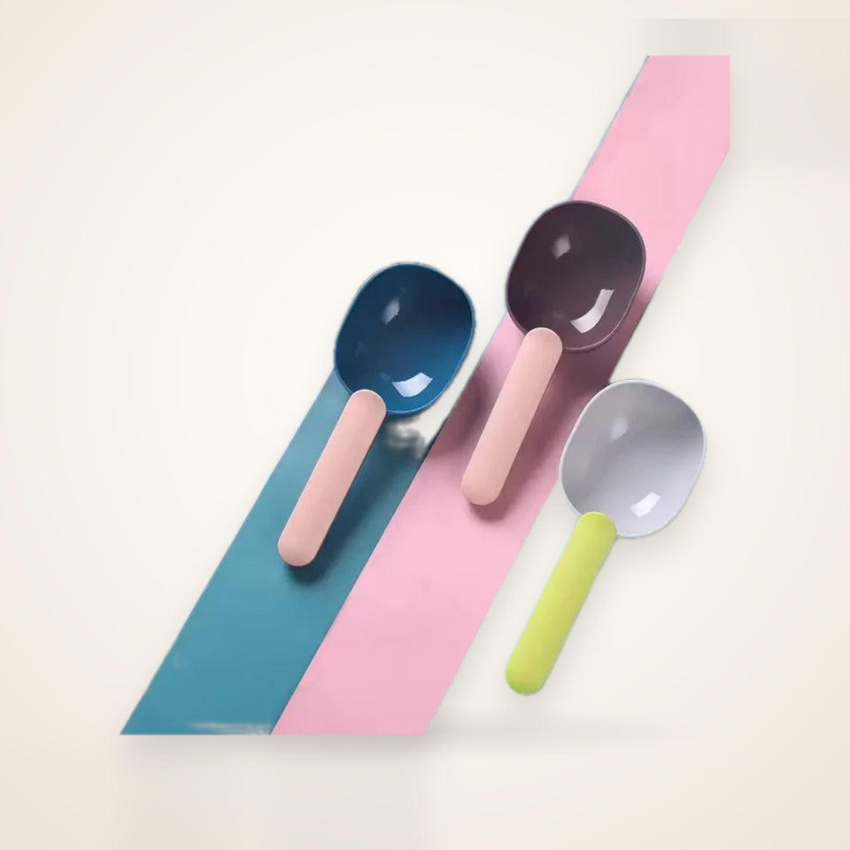 Pet Food Scoop with Bag-Sealing Clip – studio photo