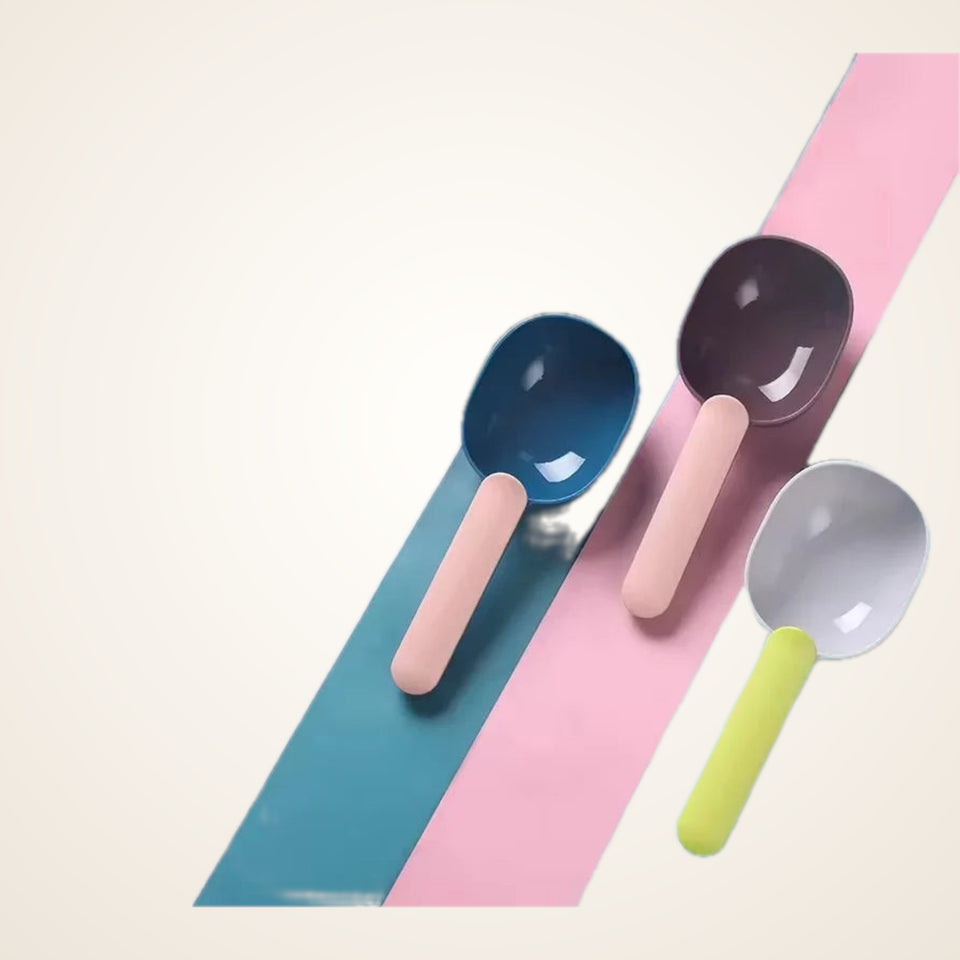 Pet Food Scoop with Bag-Sealing Clip – studio photo
